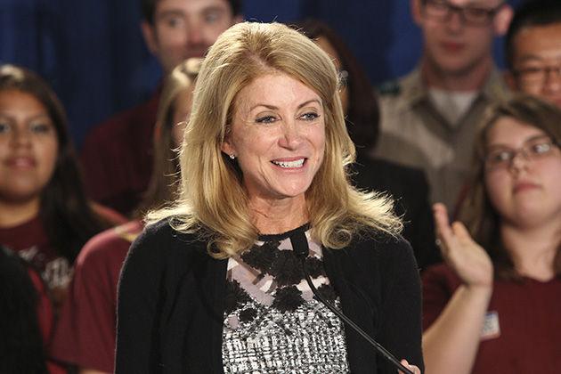 photo by David Cohen
State Sen. Wendy Davis invites students to join campaign efforts.
 