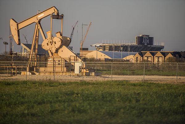 Tanner Garza — THE BATTALION
Removing the ban on American oil exportation may cause local oil prices to increase, but would ultimately lead to increased global economic stability, an A&M study says.