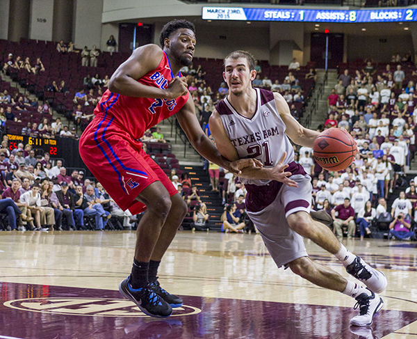 Junior guard Alex Caruso drives to the basket in hopes to get his team back into the game.