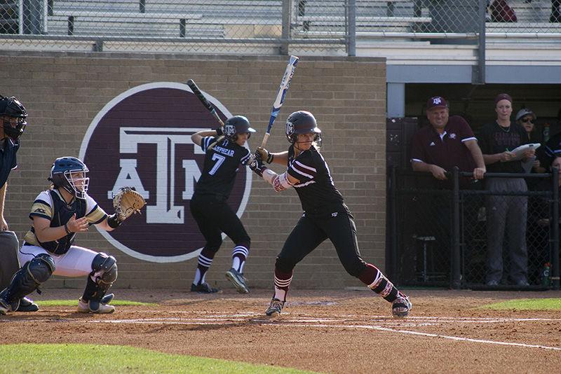 Aggie+softball+splits+doubleheader+to+own+weekend+series