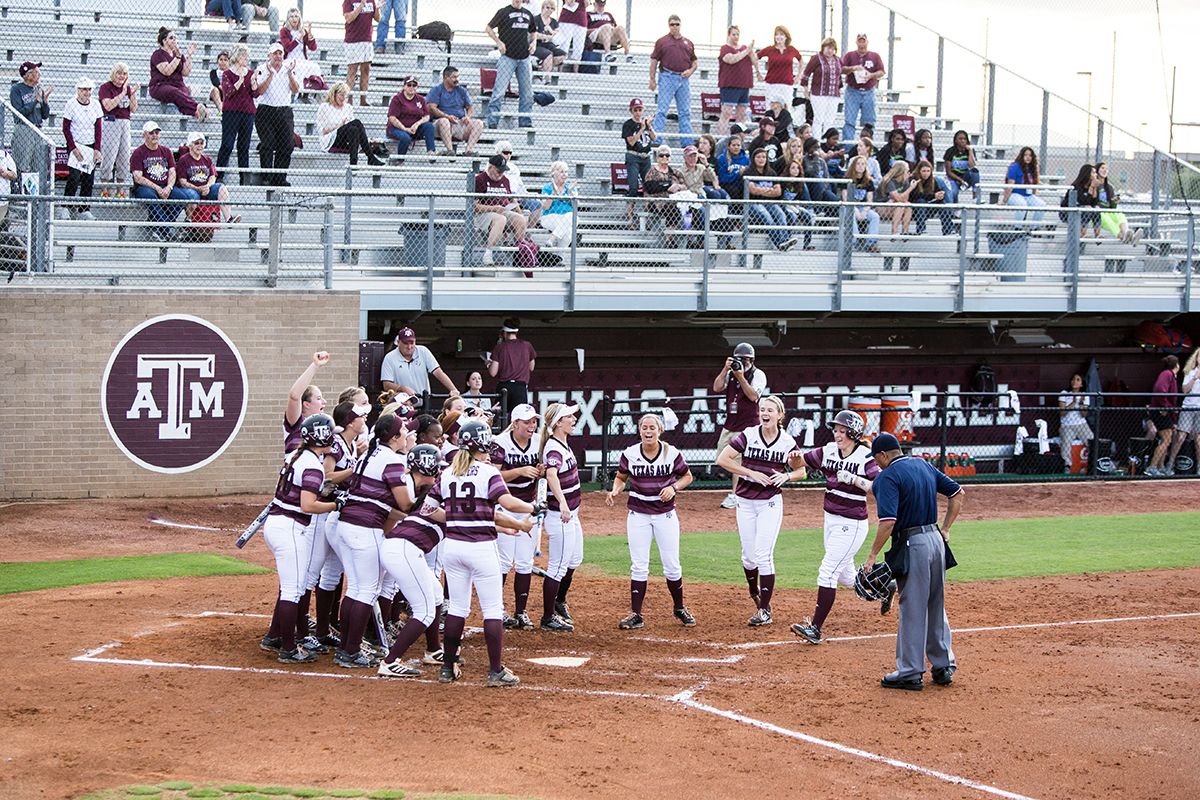 The+Texas+A%26amp%3BM+softball+team+defeated+the+Lamar+Cardinals+13%26%238208%3B0+in+five+innings+Wednesday+at+the+Aggie+Softball+Complex.