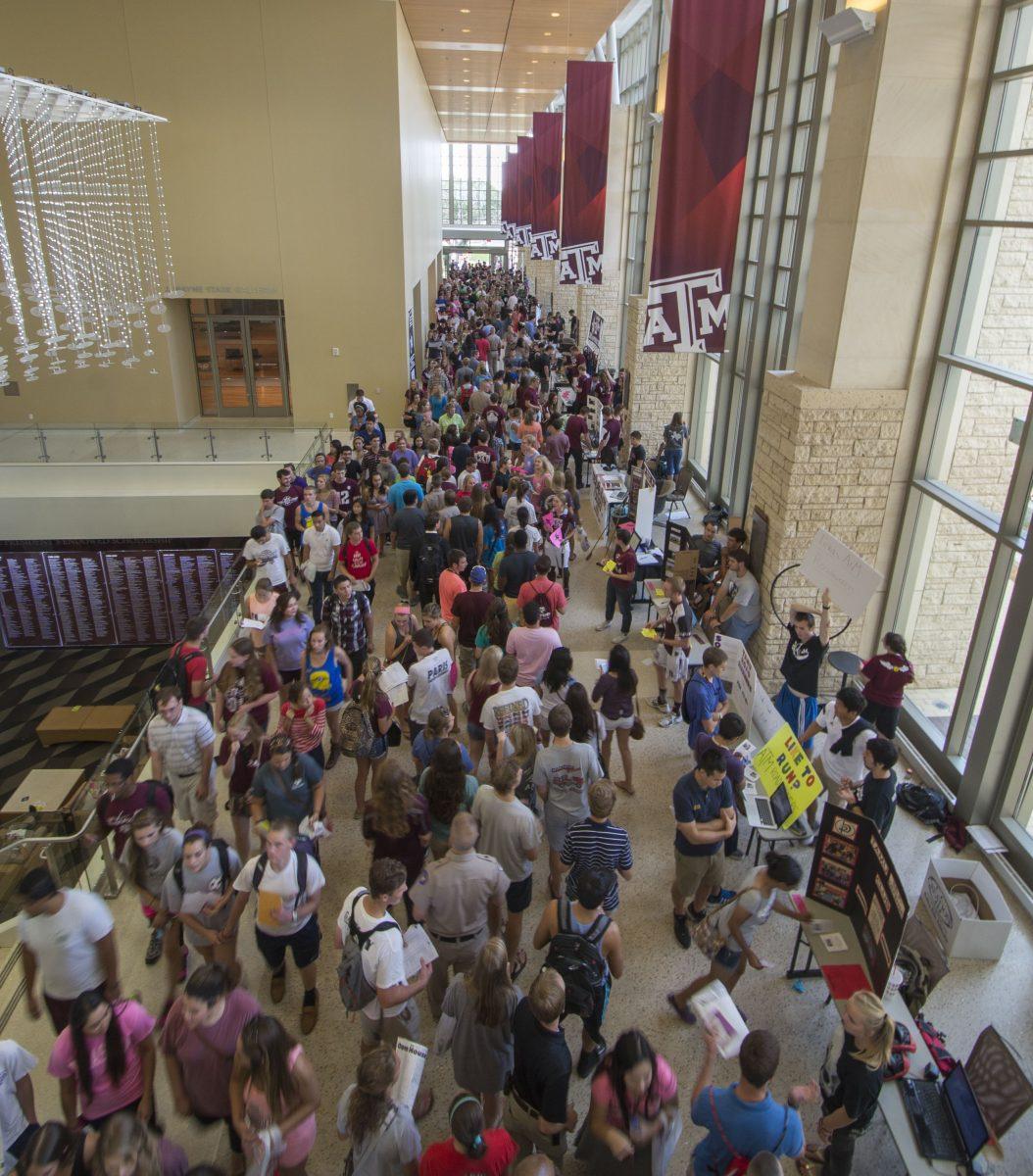 Crowds+of+students+pack+into+the+Memorial+Student+Center+at+the+beginning+of+every+semester.%26%23160%3B