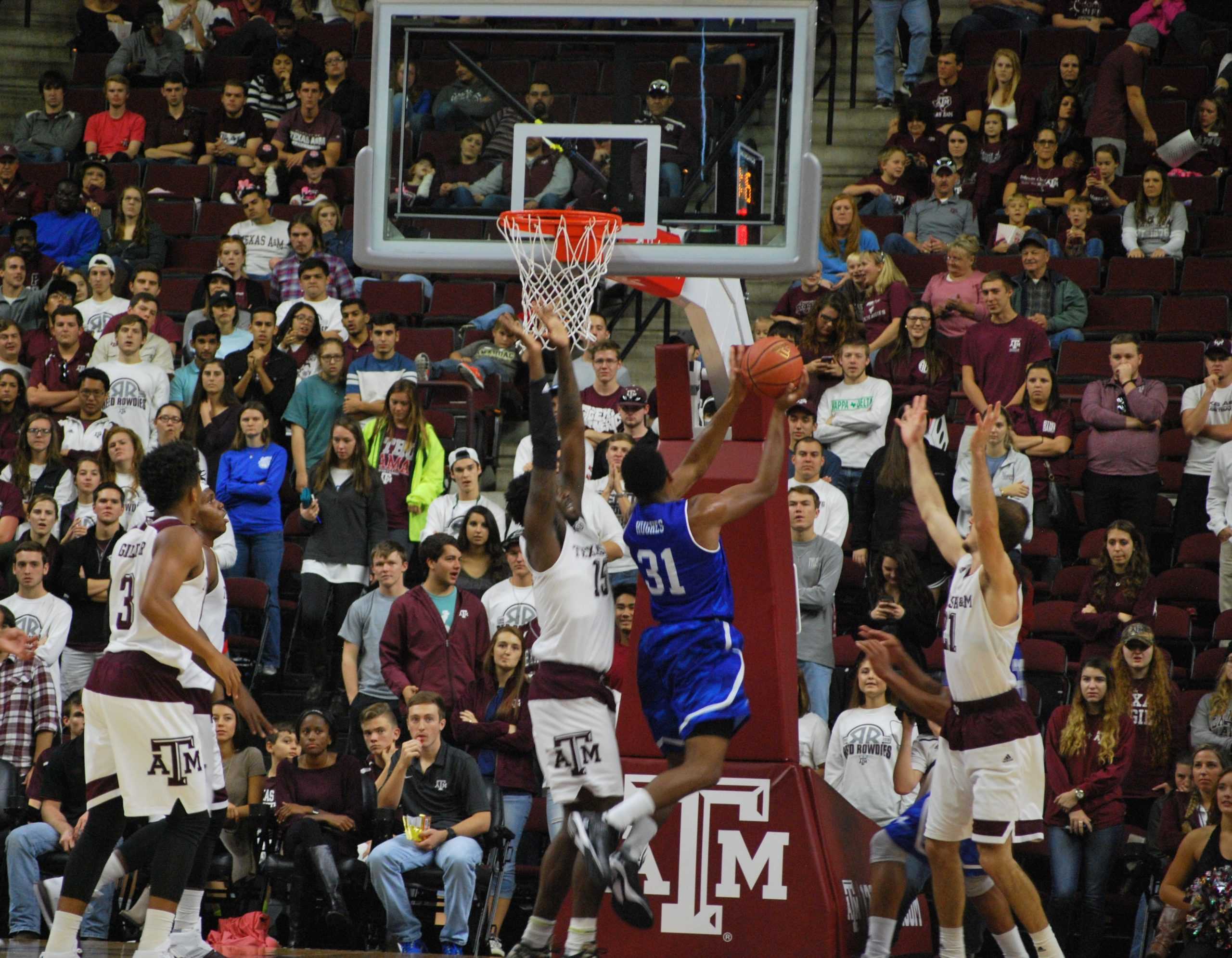 Men's basketball improves to 4-0 with 75-47 victory