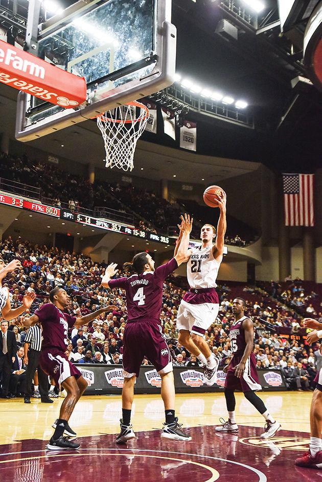 Alex Caruso attempts a layup against Mississippi State.