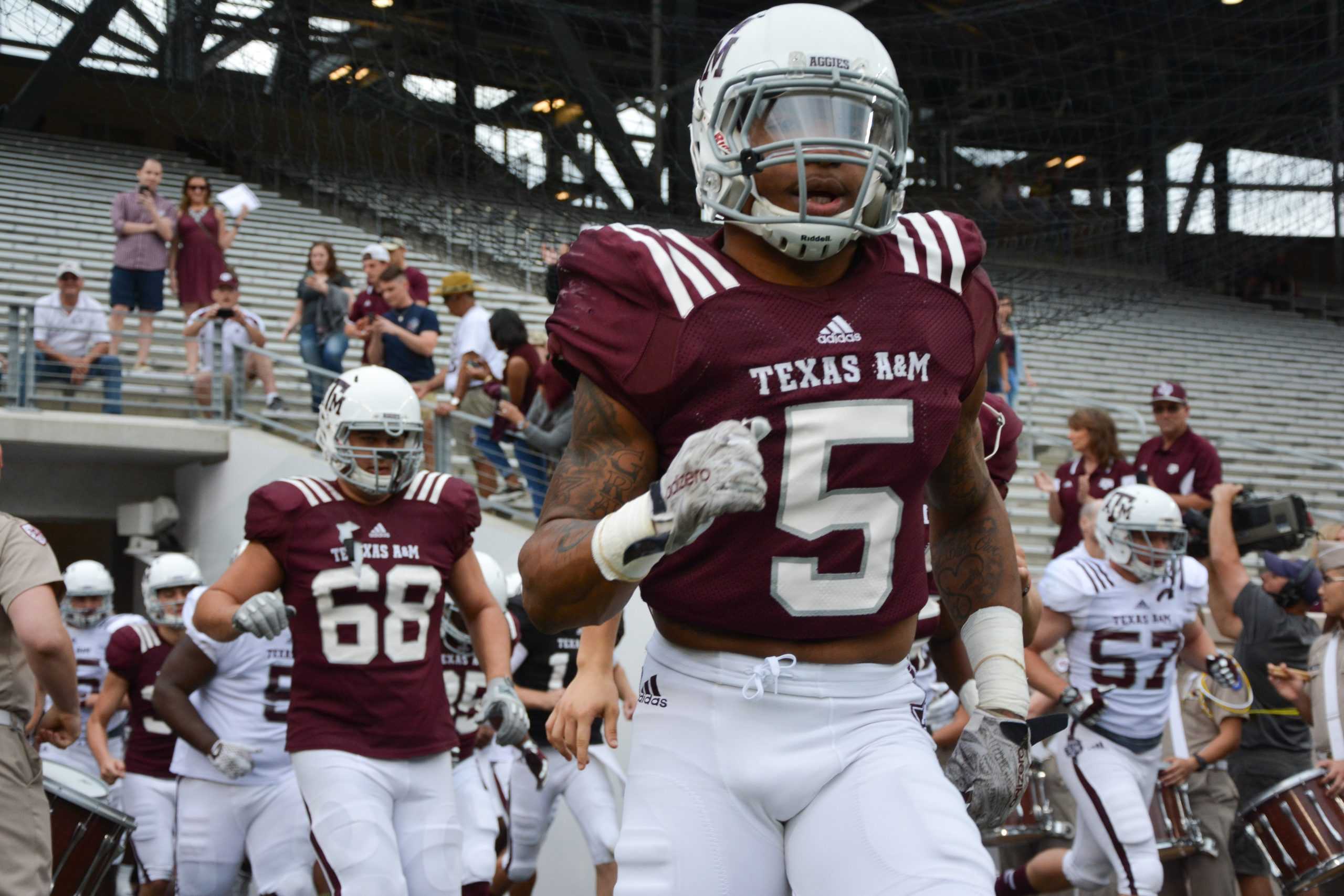 Maroon come out on top in spring game, defense in white show experience and make it close