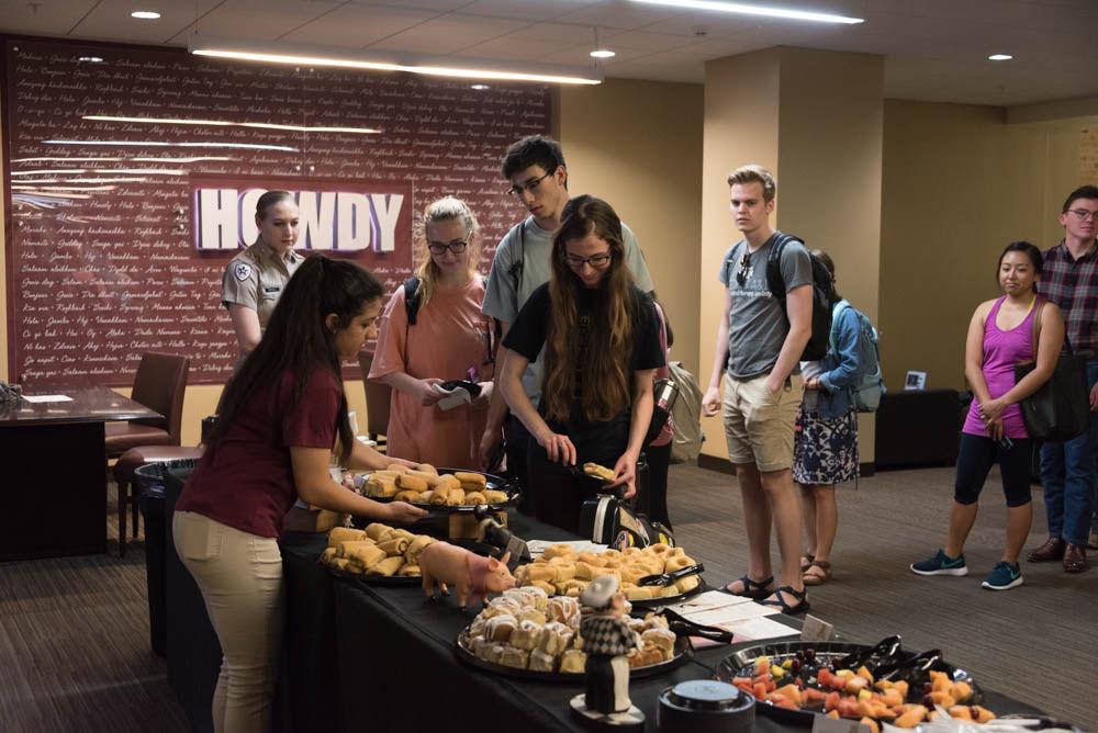 Howdy+Hour+offers+students+free+refreshments+and+a+chance+to+learn+what+groups+and+resources+are+available+for+them+on+campus.