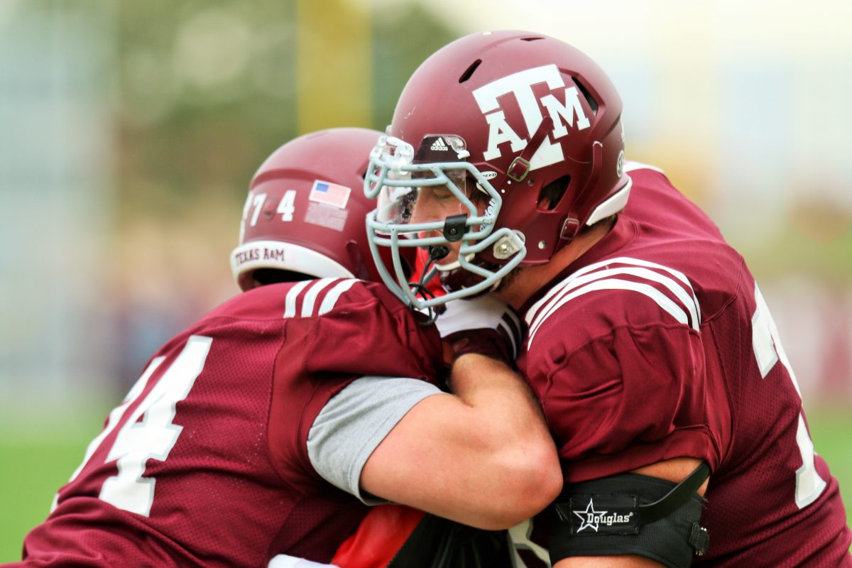 Offensive+linemen+Kellen+Diesch+%28left%29+and+Keaton+Sutherland+participate+in+a+blocking+exercise.