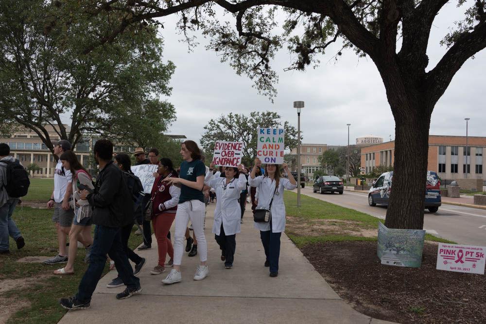 Students+and+community+members+participate+in+the+March+for+Science+on+Saturday.