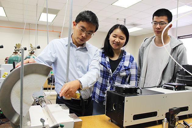 Associate professor Yung Li and Huilei Zhao are researching and delving into the possibility of converting carbon dioxide to fuel.
