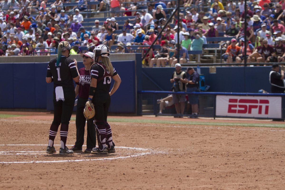 Texas A&M head coach Jo Evans spoke with pitcher Samantha Show and catcher Ashley Walters during a tough inning against Florida at the 2017 Womens College World Series.