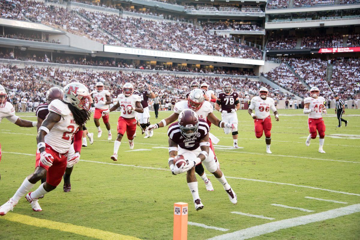 Sophomore+running+back+Trayveon+Williams+put+the+Aggies+ahead+14-0+with+a+17-yard+touchdown+run+late+in+the+first+quarter.