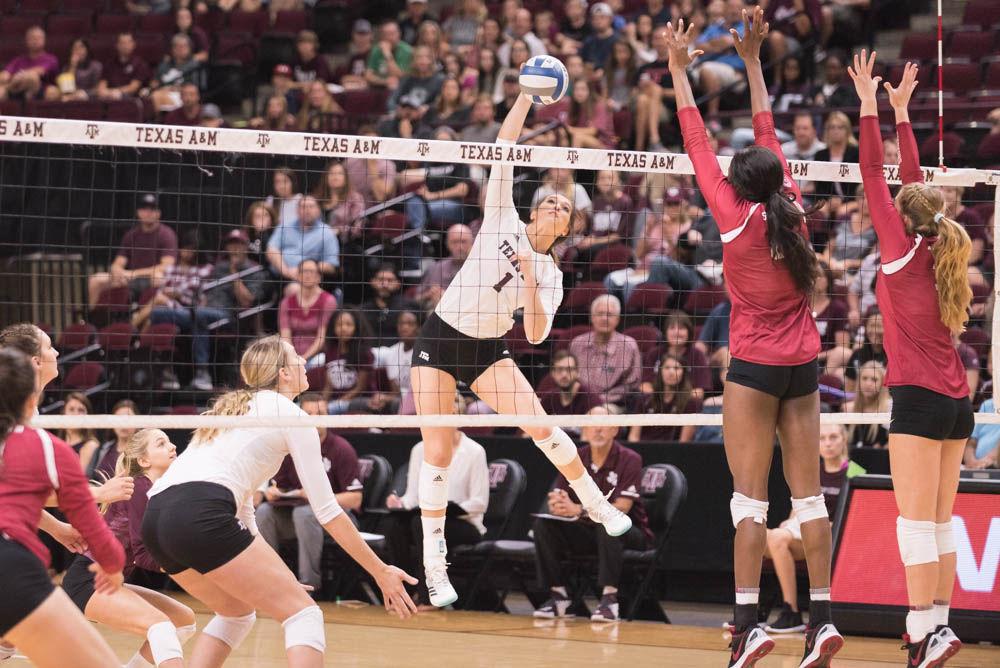 Freshman+outside+hitter%26%23160%3BSamantha+Sanders%26%23160%3Bhas+been+a+crucial+part+of+the+team+in+her+first+year.