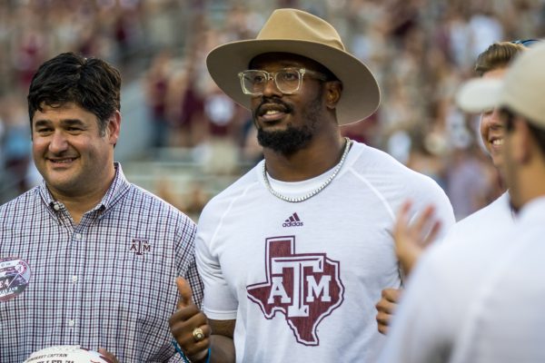 <p>Former Texas A&M linebacker <strong>Von Miller</strong> is given the honor of honorary captain of the team.</p>