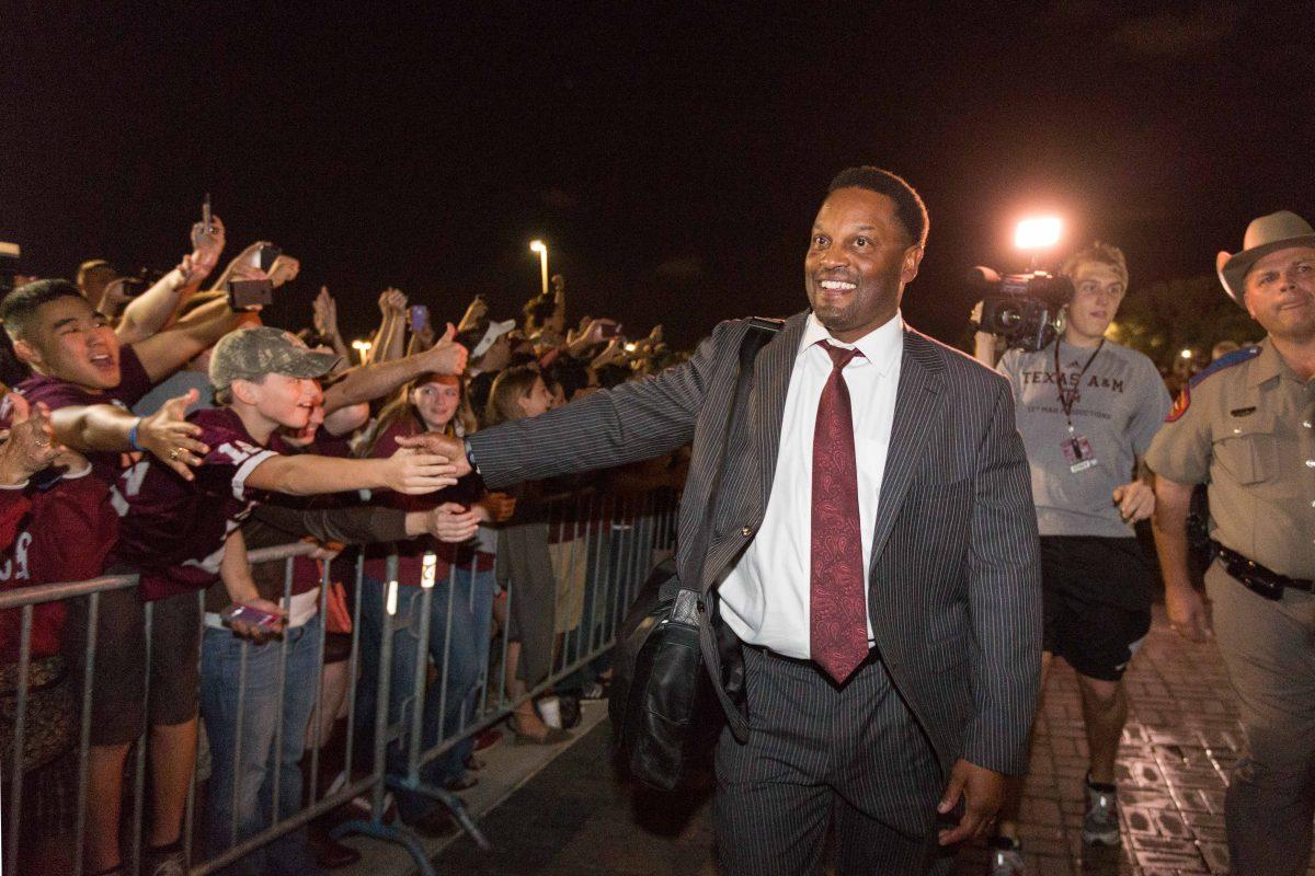 Then+head+coach+Kevin+Sumlin+greets+fans+after+returning+from+Tuscaloosa+after+upsetting+then+No.+1+Alabama+in+2012.%26%23160%3B