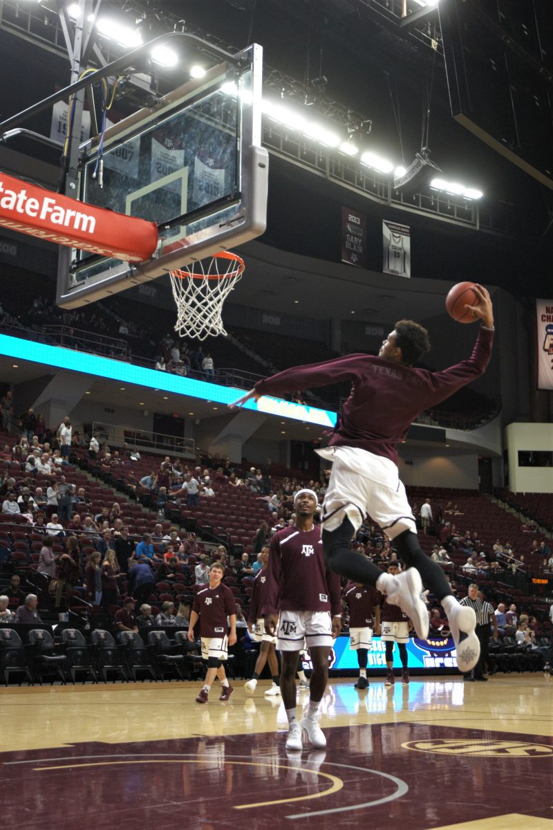 Freshman+Isaih+Jasey%26%23160%3Bwarms+up+with+a+powerful+slam+before+the+Aggies+match+up+against+UCSB.