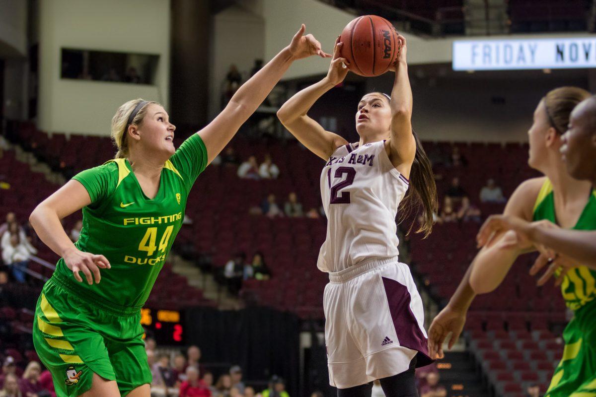 <p>Junior Point Guard <strong>Danni Williams</strong> jumps up for a lay up.</p>