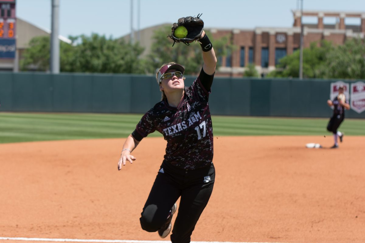 Junior+shortstop%26%23160%3BKristen+Cuyos%26%23160%3Bstretches+out+her+arm+to+catch+the+pop+fly+at+the+game+against+Georgia+April+24.%26%23160%3B