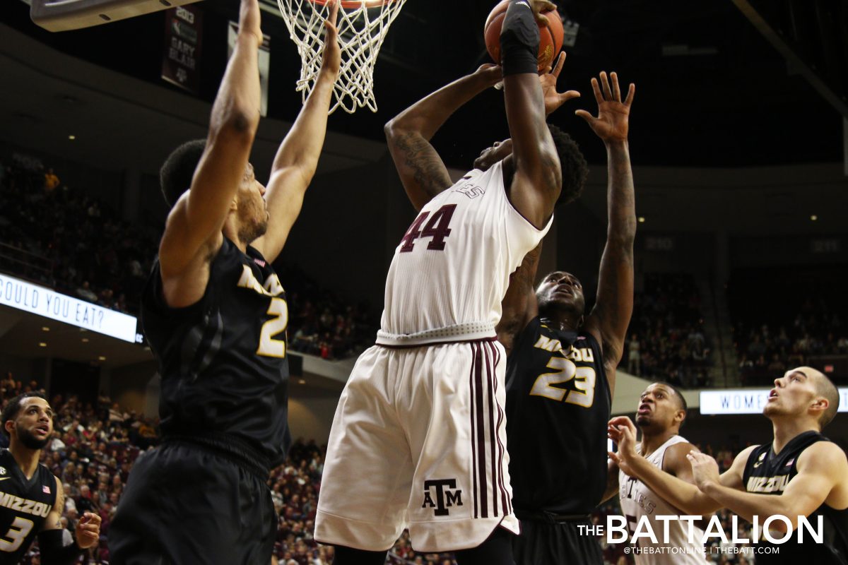 Sophomore+forward+Robert+Williams+shoots+a+jump+shot+through+two+defenders.