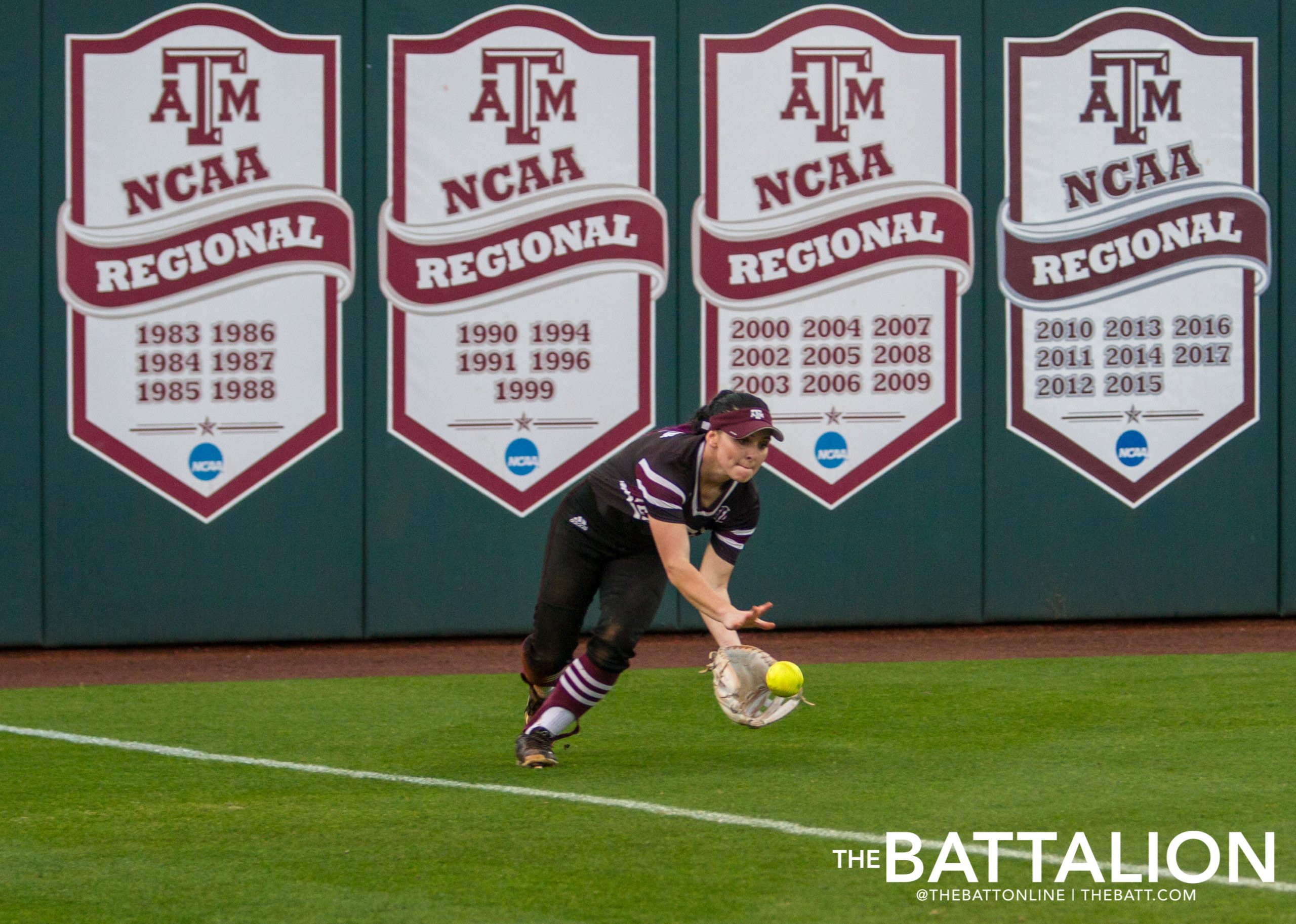 Softball+vs.+SFA