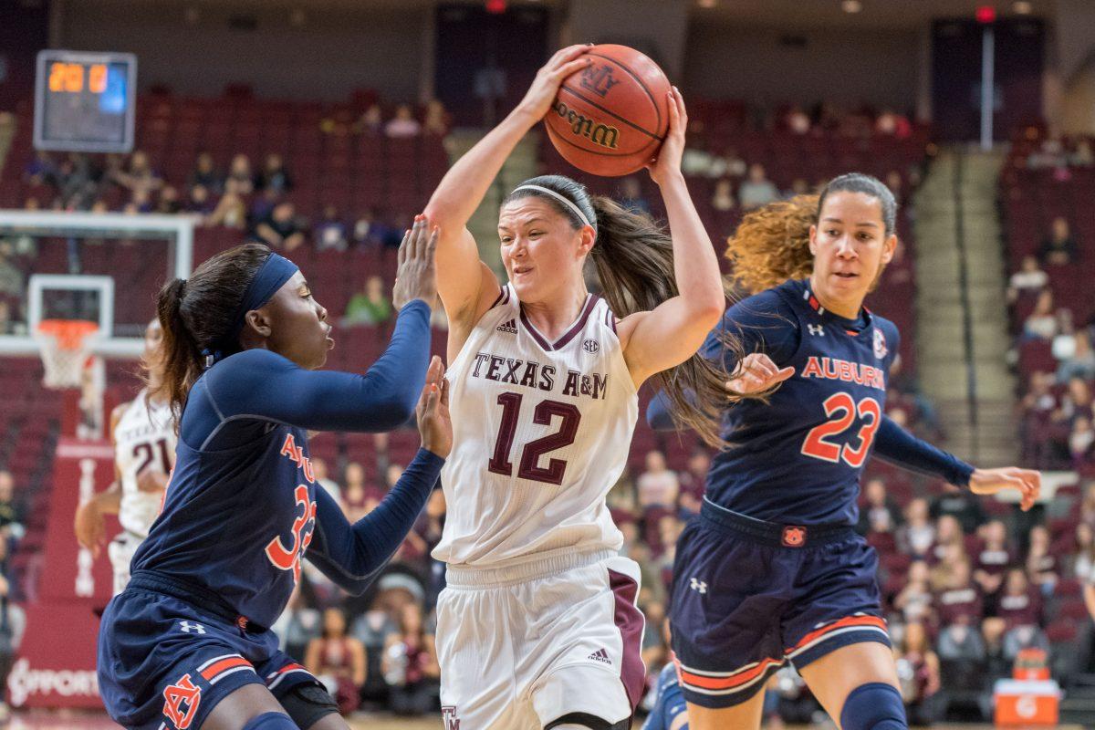 Junior guard Danni Williams splits the defense of Auburn Tigers guard Janiah McKay and forward Jessica Jones during the first quarter.