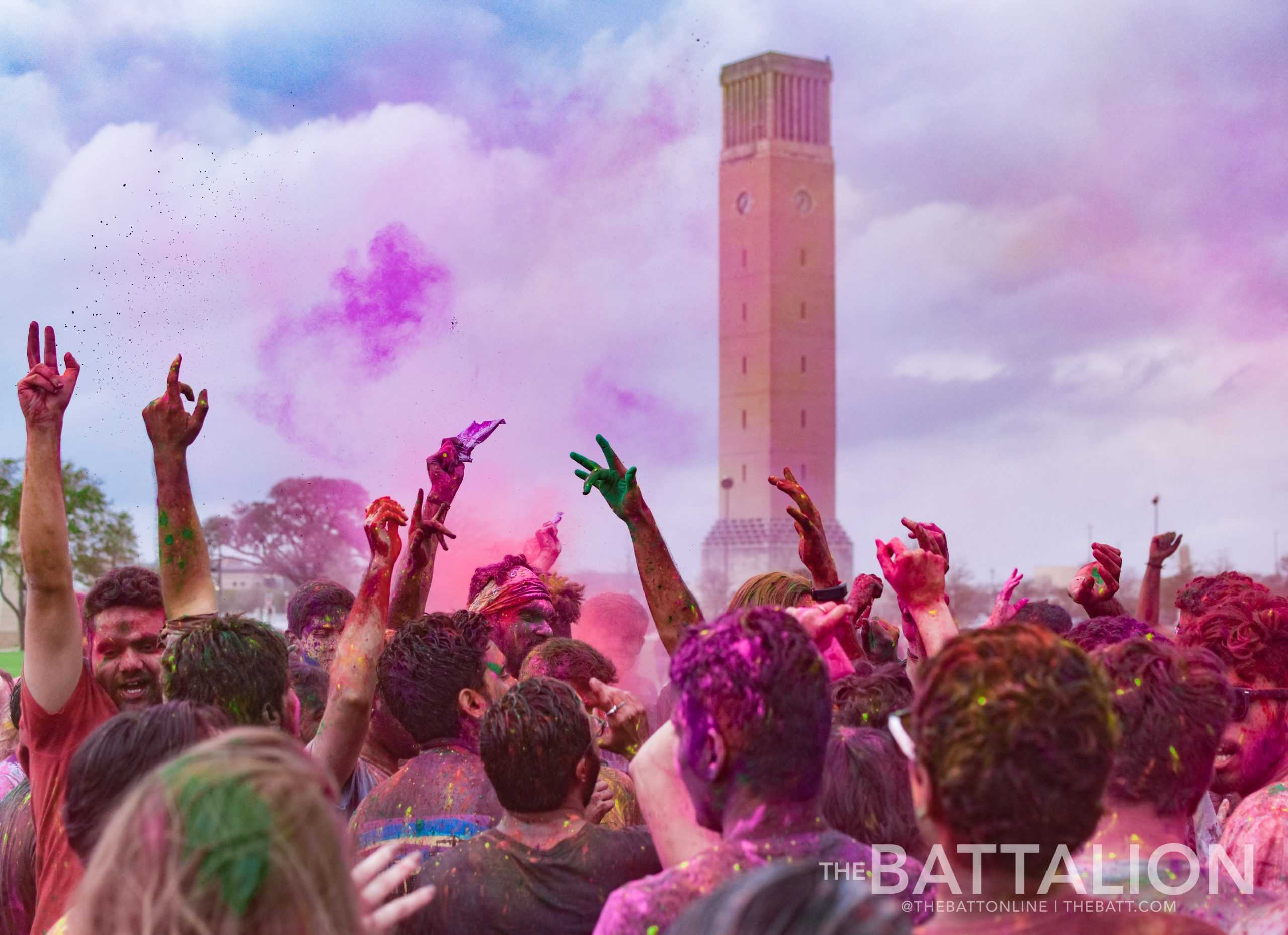 Holi+celebration+brings+splash+of+color+to+campus