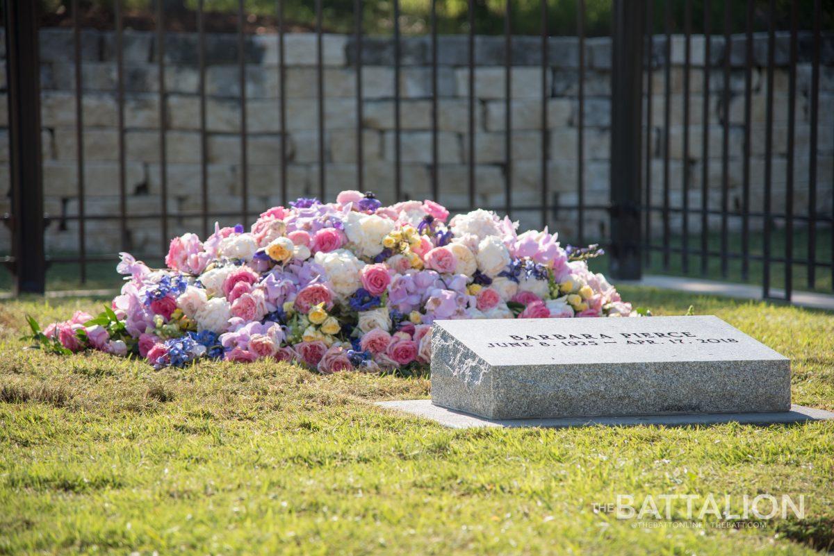 Barbara Bush's grave is adorned with flowers.