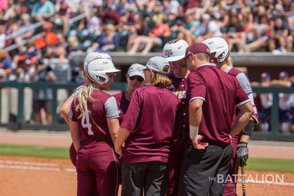 Head+coach+Jo+Evans+meets+with+players+who+are+on+base+and+on+deck+during+an+Auburn+timeout.