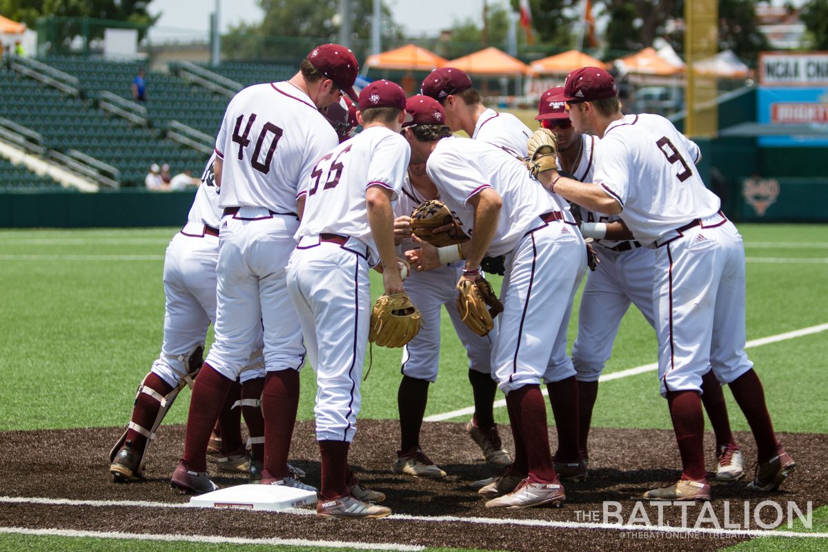 The+Aggies+huddle+up+before+going+out+onto+the+field.