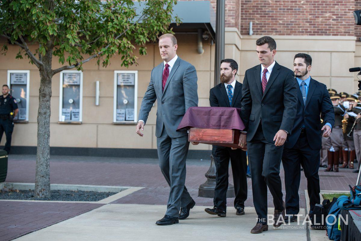 Reveille VIII's former handlers served as the pallbearers.