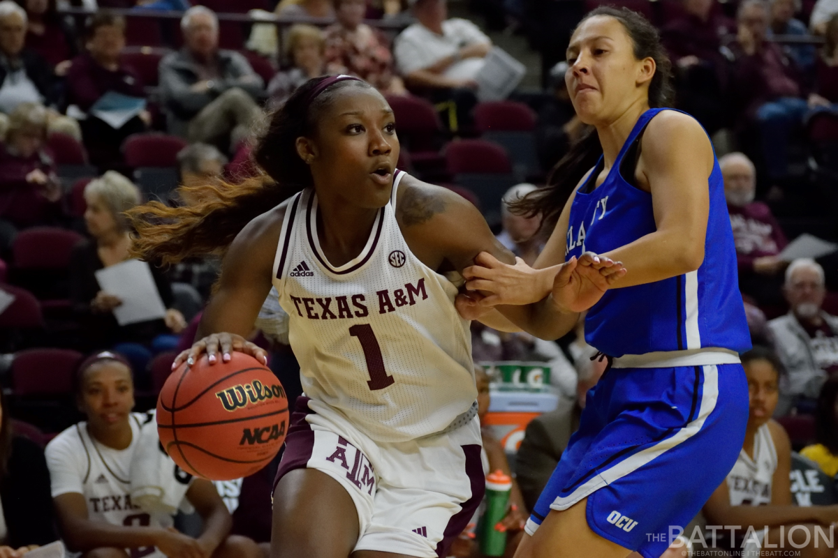 Sophomore  Aahliyah Jackson drives towards the basket against an OCU defender.