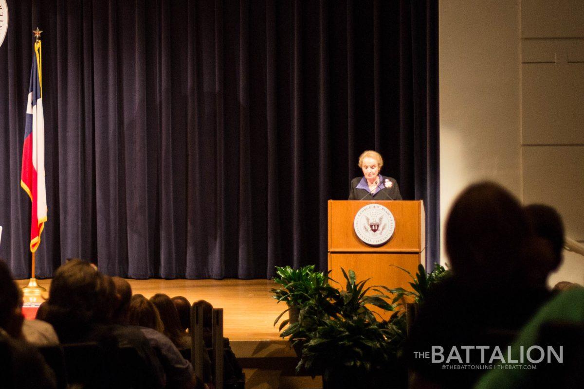 Madeleine+Albright+was+the+first+secretary+of+state+under+Bill+Clinton.