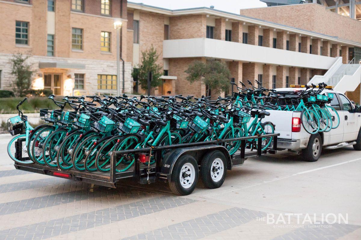 A+truck+hauling+dozens+of+VeoRide%26%238217%3Bs+turquoise+bikes+drives+between+the+Memorial+Student+Center+and+Cain+Garage+on+Tuesday.