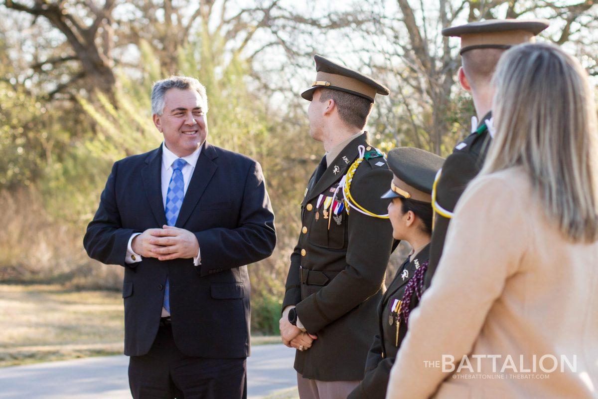 Joe Hockey, Australia’s ambassador to the U.S., speaks with seniors Chris Haerr, Laura Martinez and James Bovenkerk during his visit to the Bush gravesite.