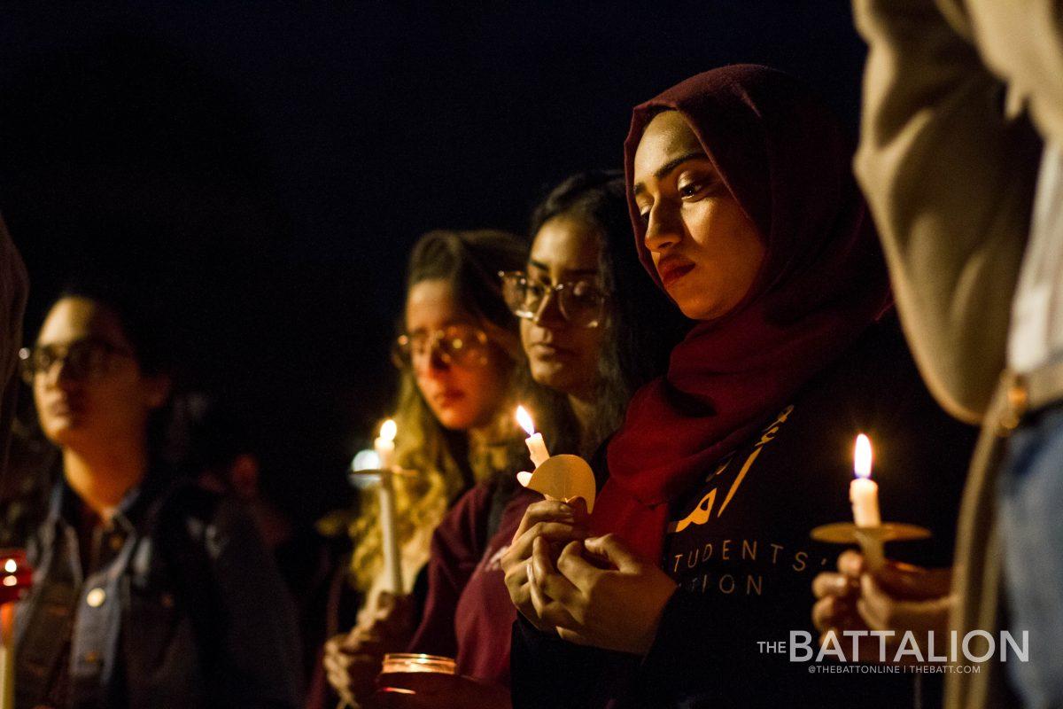 Students+gathered+in+Academic+Plaza+Wednesday+evening+to+honor+those+who+were+killed+in+the+Christchurch%2C+New+Zealand%2C+mosque+shootings.+Candles+were+lit+and+members+of+different+faiths+across+campus+stood+in+solidarity.