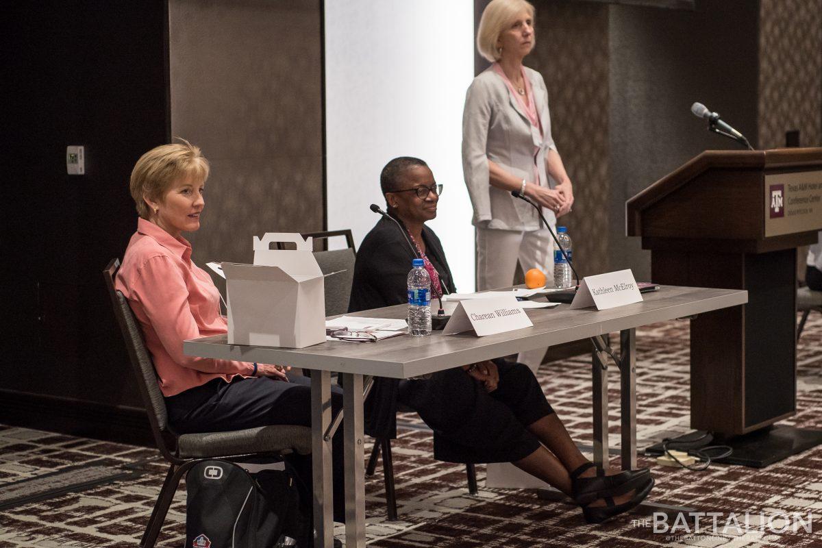 Charean Williams, Class of 1986, and Kathleen McElroy, Class of 1982, spoke to students, teachers and other attendees at Fridays seminar on diversity in journalism. 