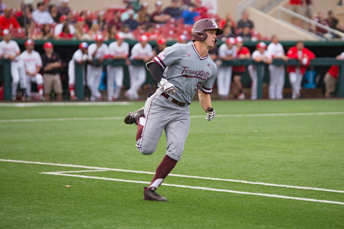 Sophomore+outfielder+Zach+DeLoach+runs+to+first+during+the+Aggies%26%238217%3B+4-1+loss+against+Houston+on+Tuesday.