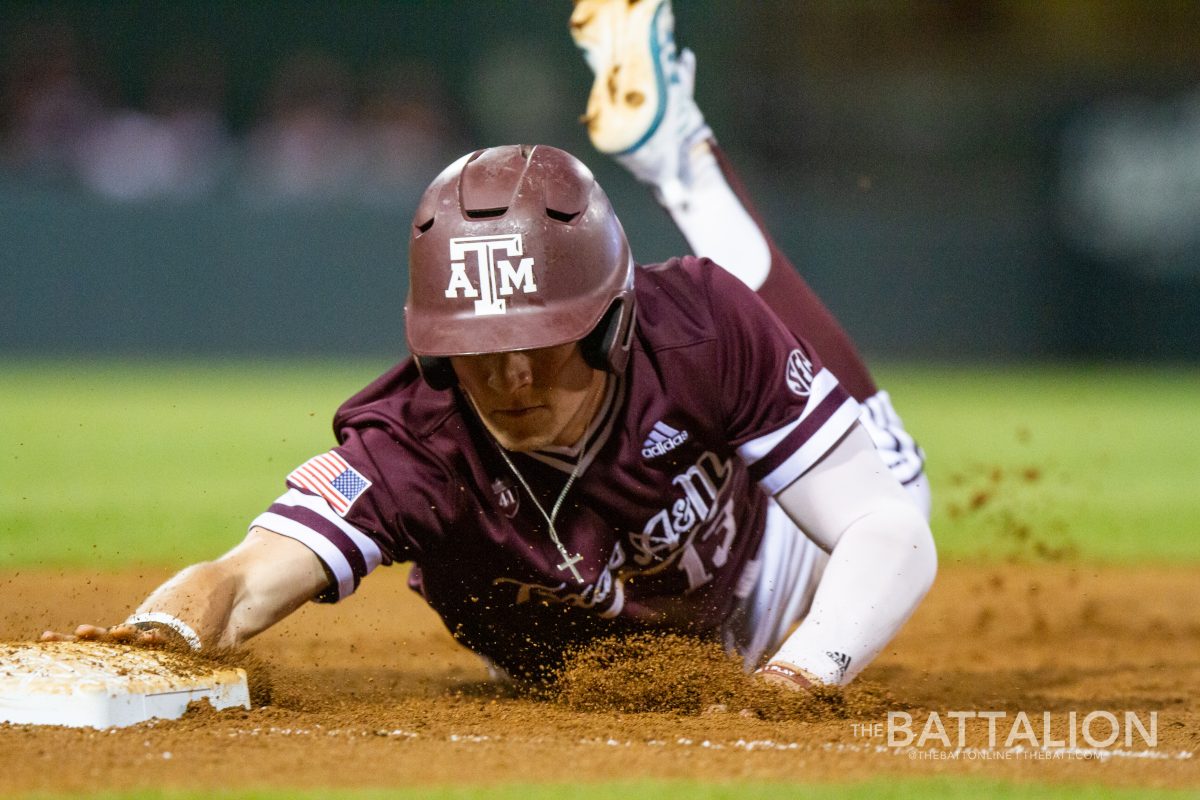 Senior+Chandler+Morris+dives+back+to+first+base+at+the+game+against+Texas+State+on+April+9.