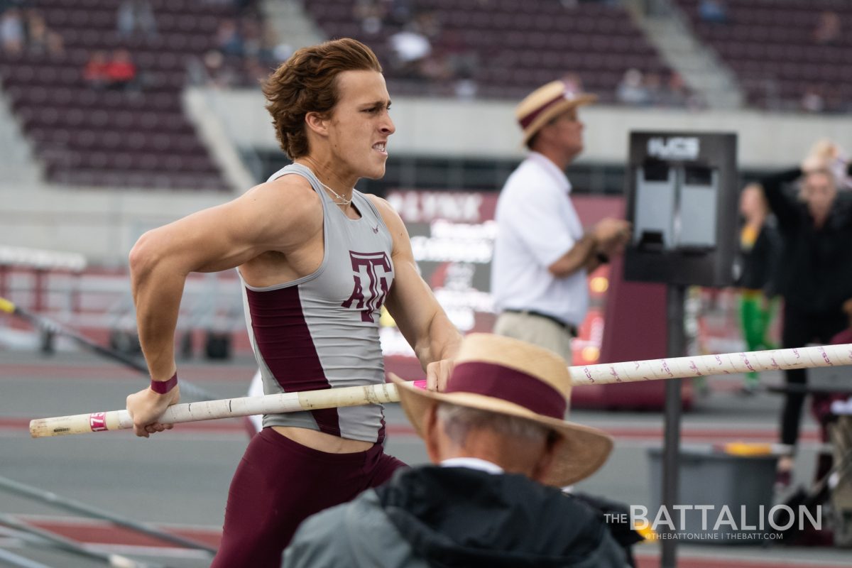 Freshman+Spencer+Simons+finished+ninth+in+the+mens+pole+vault+after+clearing+4.50+meters+at+The+Reveille+on+April+6+at+E.B.+Cushing+Stadium.