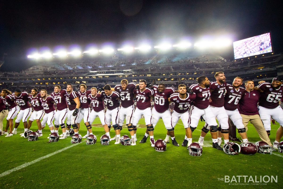 The+Aggie+football+team+sings+the+War+Hymn+and+saws+em+off+after+the+win.