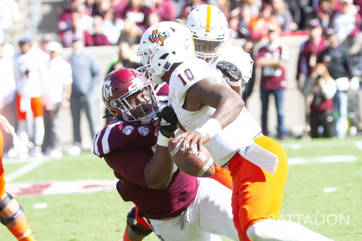 Junior&#160;Justin Madubuike sacks the UTSA quarterback.