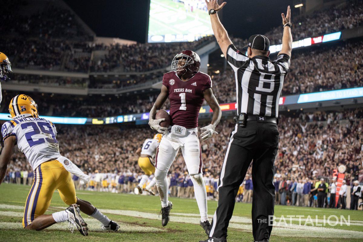 Sophomore wide receiver Quartney Davis scored a touchdown with one second left on the clock in the fourth quarter and sent the game into overtime.