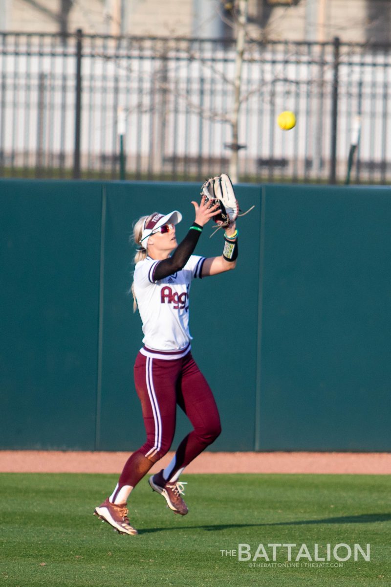 Senior%26%23160%3BKelbi+Fortenberry+catches+a+fly+ball+out+in+centerfield.