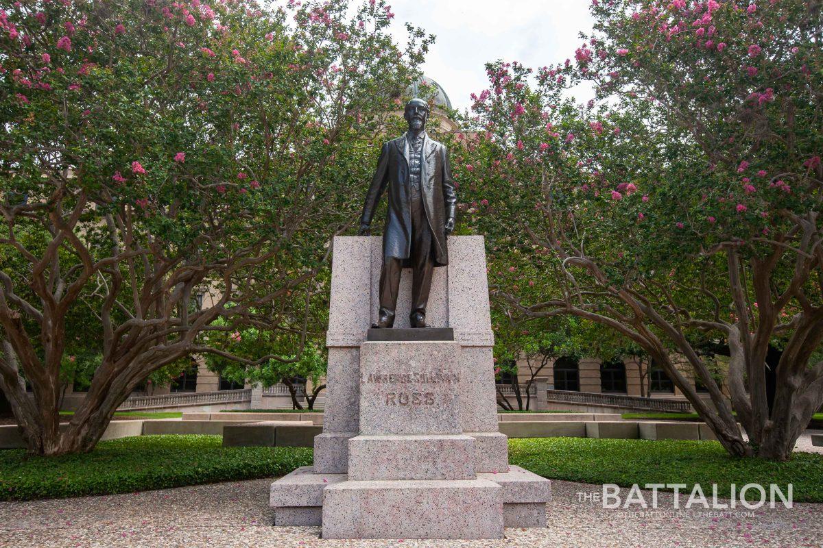 Two+weeks+after+being+vandalized+and+covered+by+a+tarp%2C+the+statue+of+Lawrence+Sullivan+Ross+has+been+cleaned+and+uncovered.