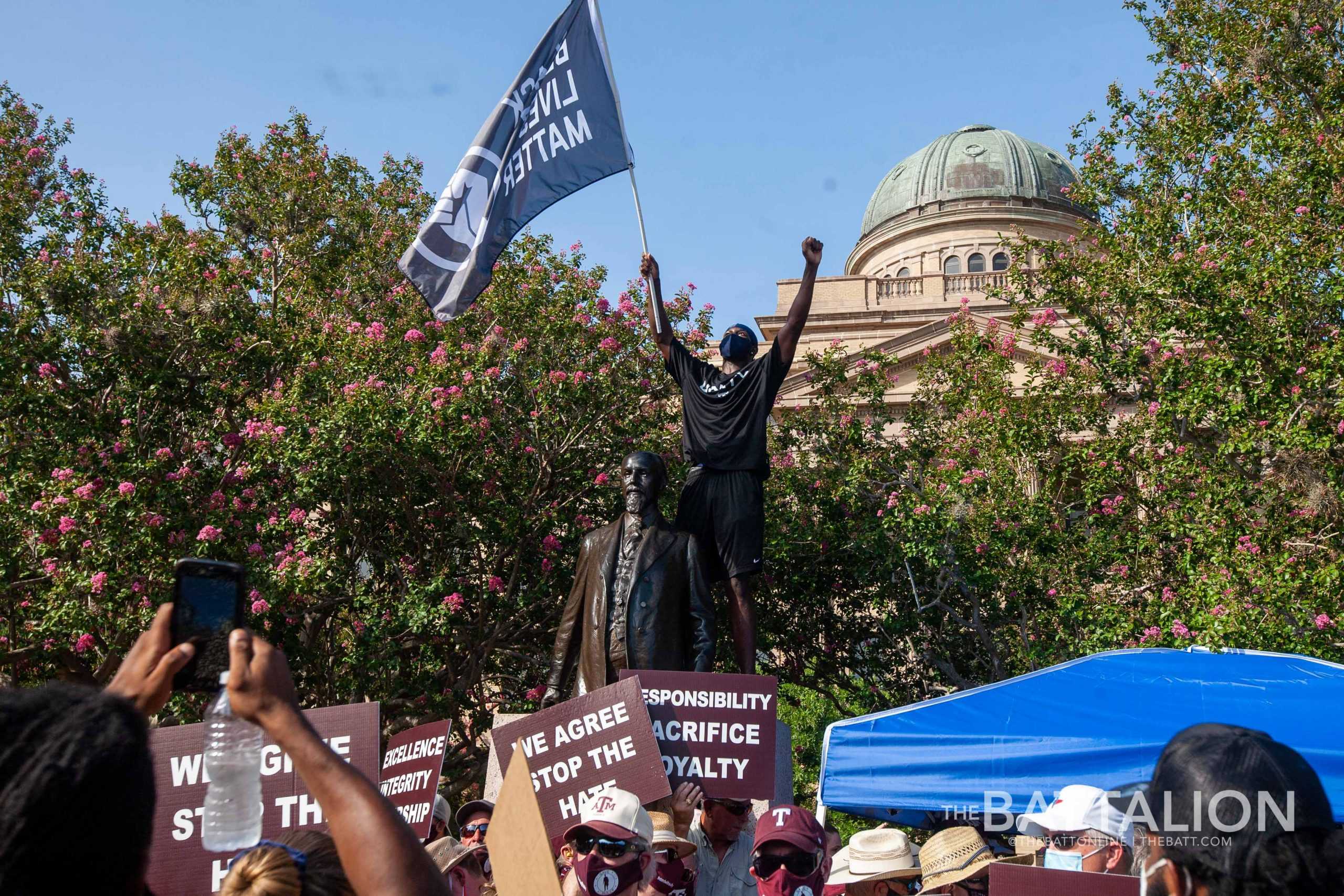 More+than+200+protesters+gather+in+Academic+Plaza+for+third+Sully+protest