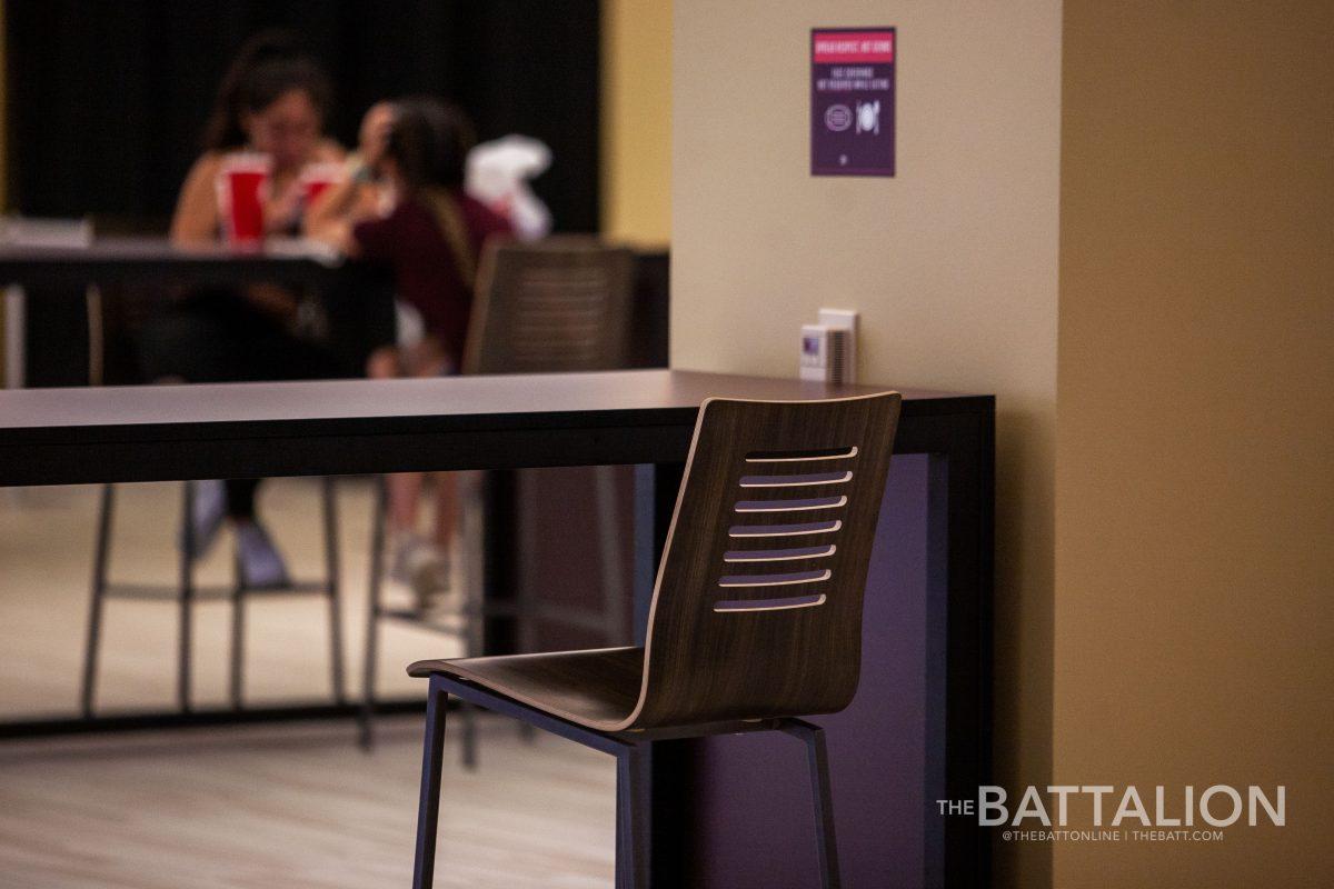 Distanced floor decals and reduced seating are changes being implemented by University Dining to comply with 50 percent capacity regulations. Dining halls will also introduce to-go meal options on Aug.16 for students who want to avoid dining inside the venues.