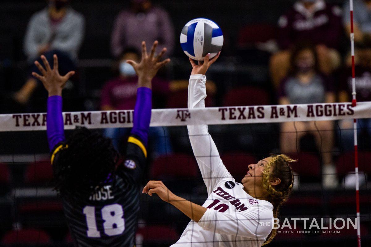 Junior outside hitter Camryn Ennis led the Aggies with 11 kills.