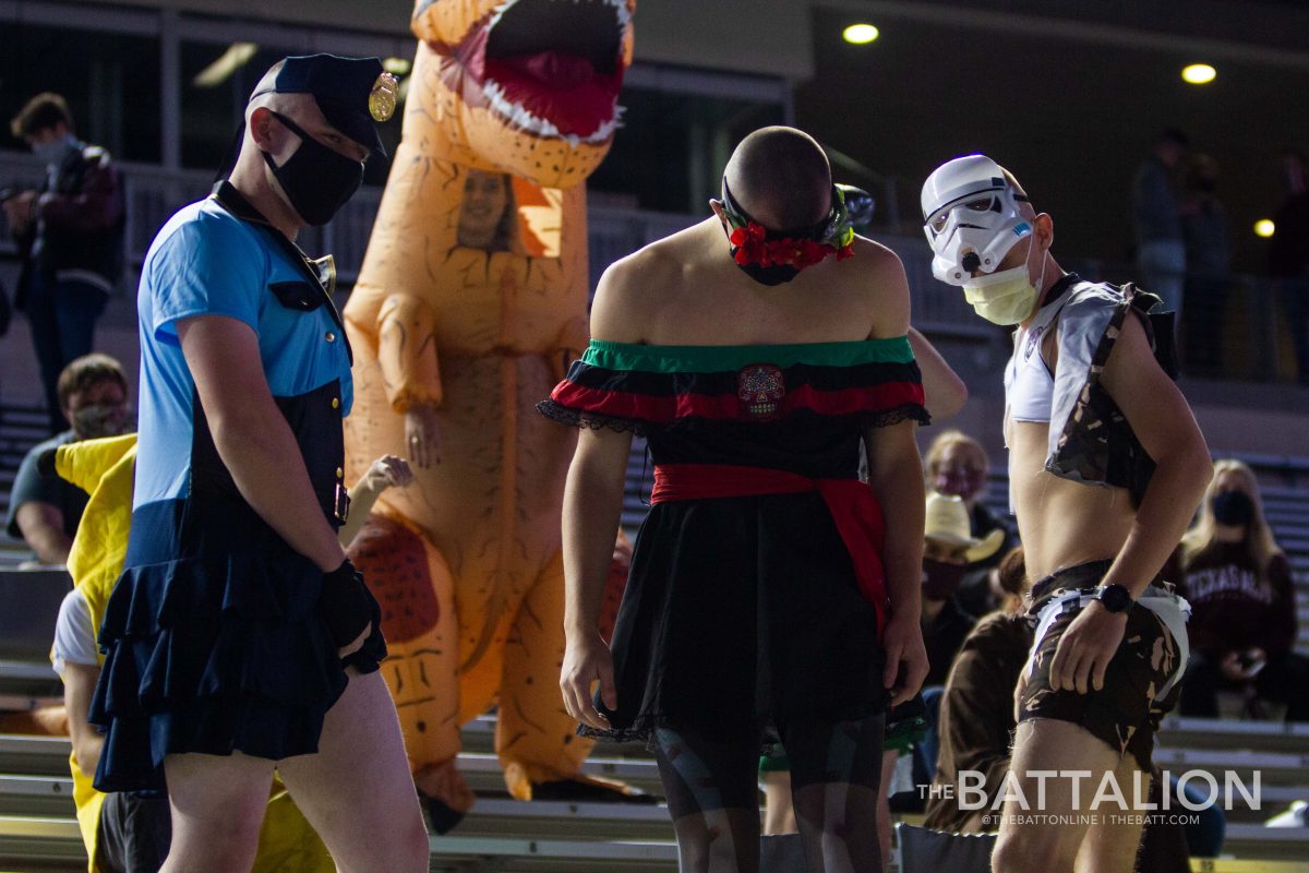 Students+dressed+in+costumes+for+Midnight+Yell+on+Halloween.