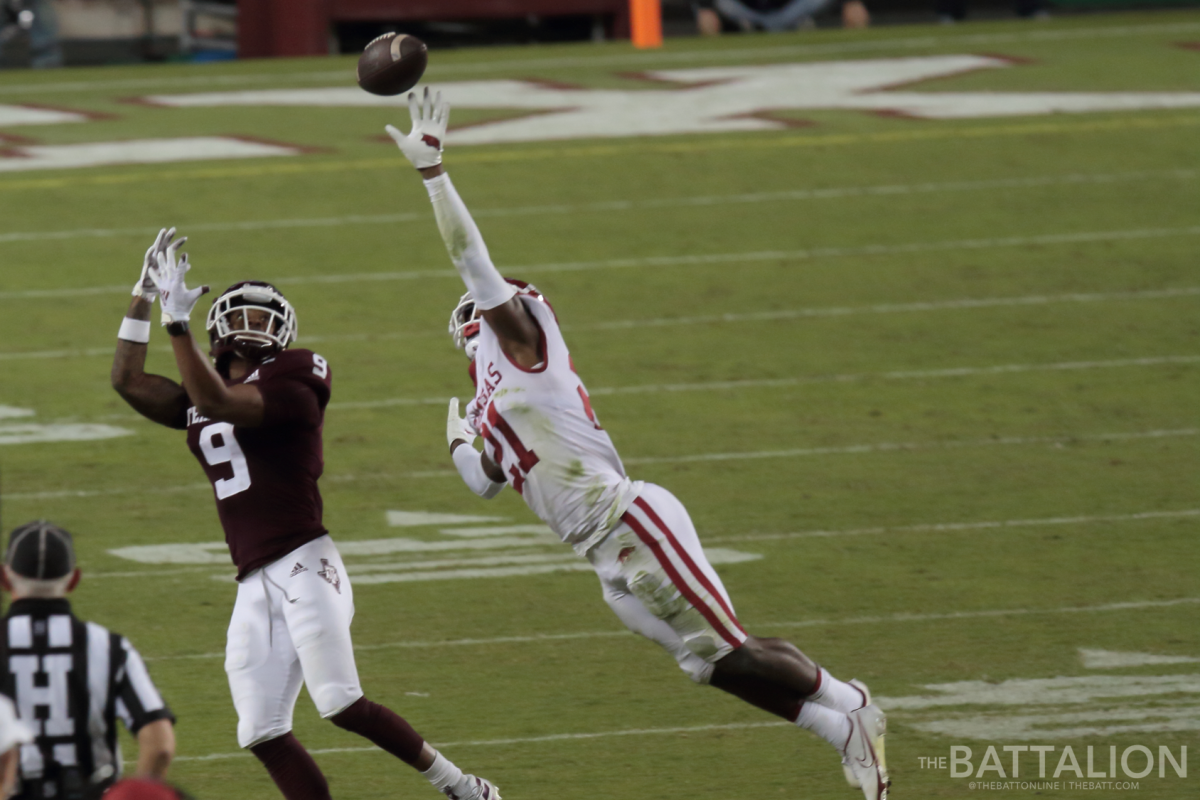 Junior wide receiver&#160;Hezekiah Jones&#160;eyes the ball as it goes over the defender's hands.