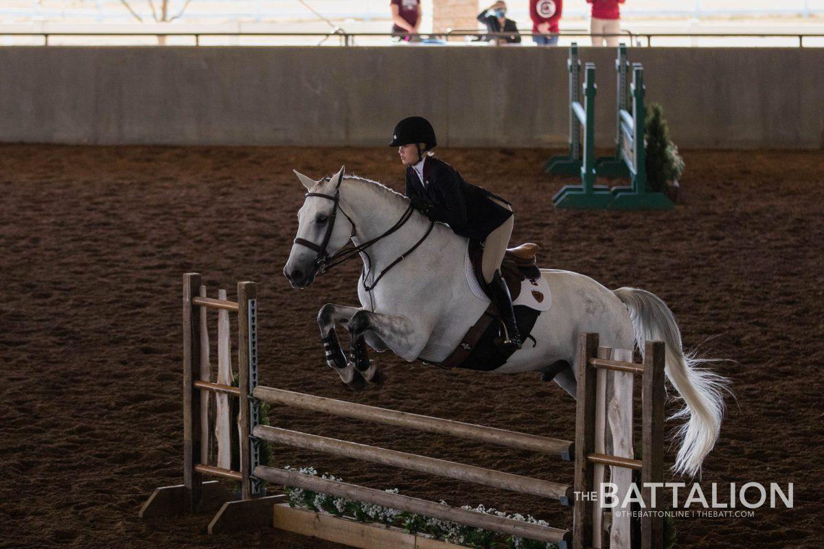 Junior+Haley+Redifer+jumps+a+fence+on+horse+Coraggio.%26%23160%3B