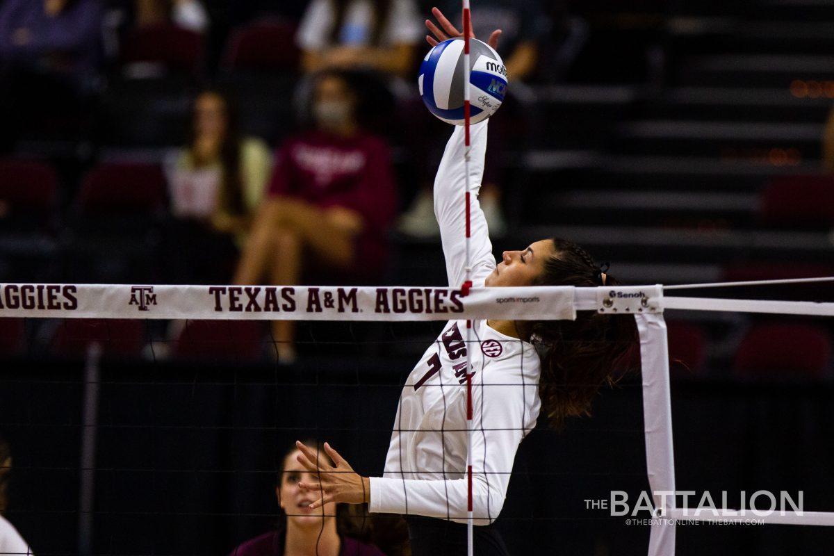 Sophomore+outside+hitter+Lauren+Davis+leads+the+Aggies+with+45+kills.